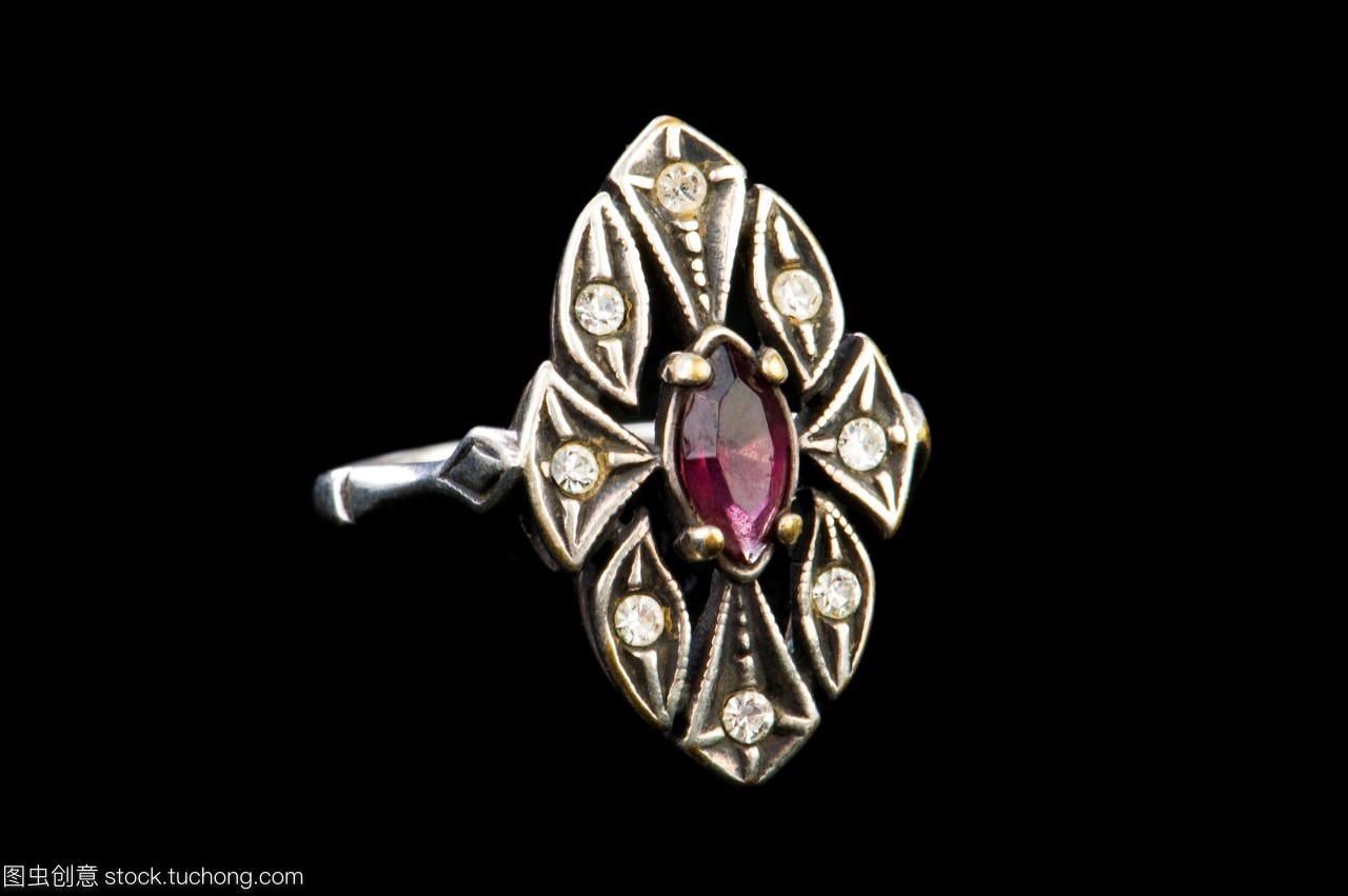 麗人,黃銅,秀麗,美,黃銅制品,胸針,裝飾,鉆石,時尚,流行,金,黃金,裝點,風(fēng)尚,孤立單獨的,金色,金黃,單獨孤立,黑色,孤單,孤立,玄色,切,黑,葡萄酒釀造,寶石,首飾,瓊漿,奢侈,奢侈品,珠寶,金屬,貴重物品,細(xì)軟,垂飾,奢靡,豪華,配景,零件,白金,配件,豪侈,華侈,飾物,戒指,布景,圈,美麗,摳像,石頭,俏麗,白色,銀,白,白銀,皎白,發(fā)光,鉑金,發(fā)亮,珍貴,侈靡,純銀,背景